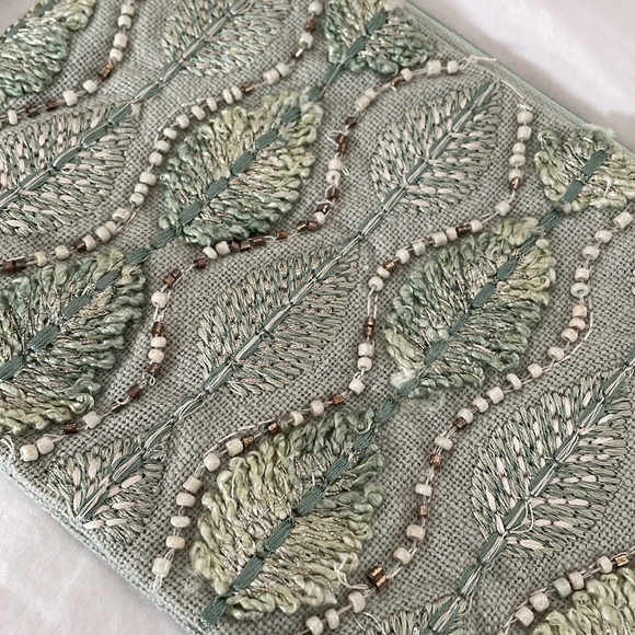 Embroidered pouch - Picture 2 of 4